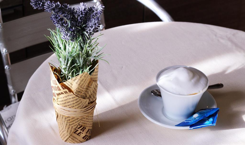 Sleep And Fly Rome Airport Bed & Breakfast Fiumicino Bagian luar foto